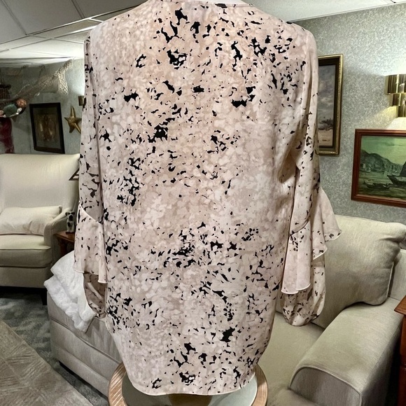 H by HALSTON Size M Speckled Chiffon Ruffled Asymmetrical Blouse Ivory Tan Black - Picture 4 of 12